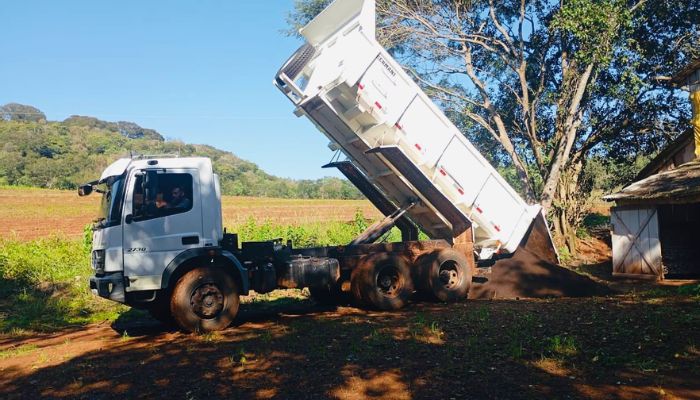 Campo Bonito - Secretaria Municipal de Agricultura realiza entrega gratuita de adubo orgânico a produtores de bicho-da-seda